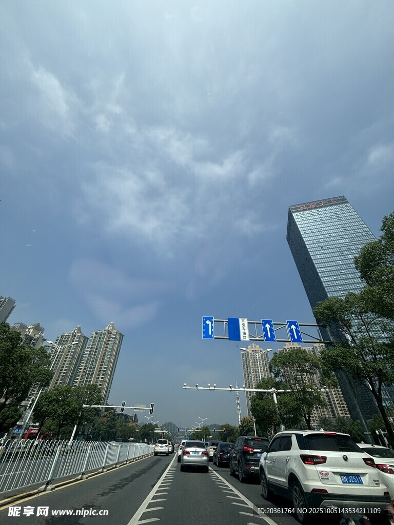 城市道路上的車輛與高樓