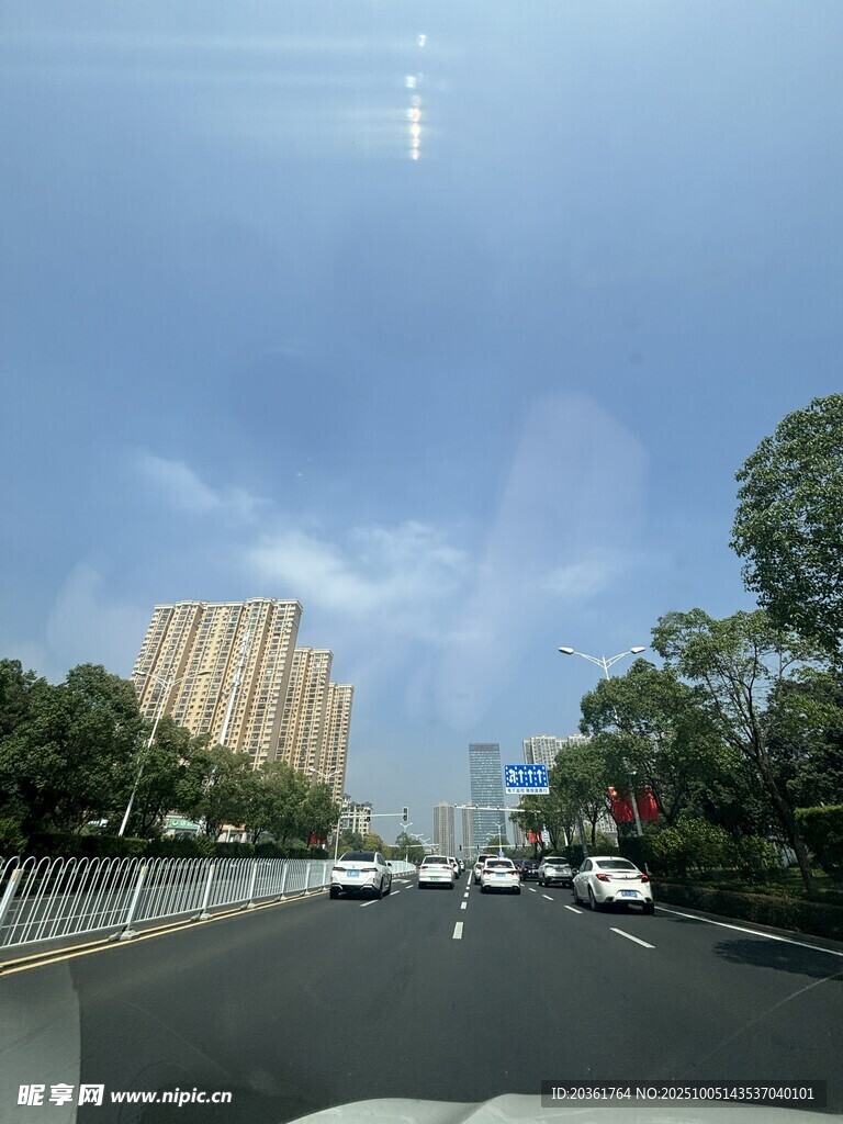 城市道路上的車輛與建筑