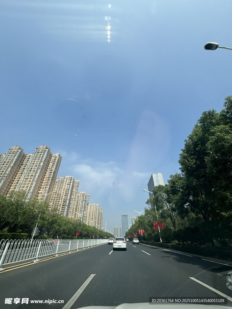 城市道路與林立高樓景觀