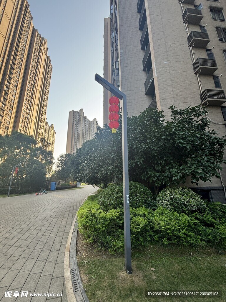 城市小區(qū)旁的道路景觀