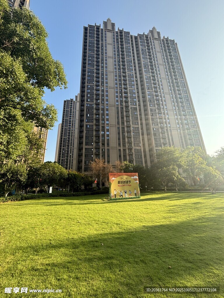 高樓前的翠綠草坪景觀