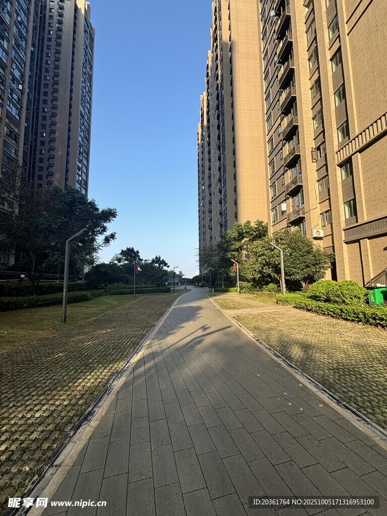寬闊道路旁的高層住宅區(qū)