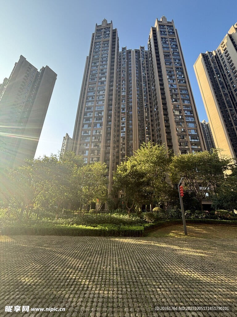 城市高樓與開(kāi)闊綠地景觀