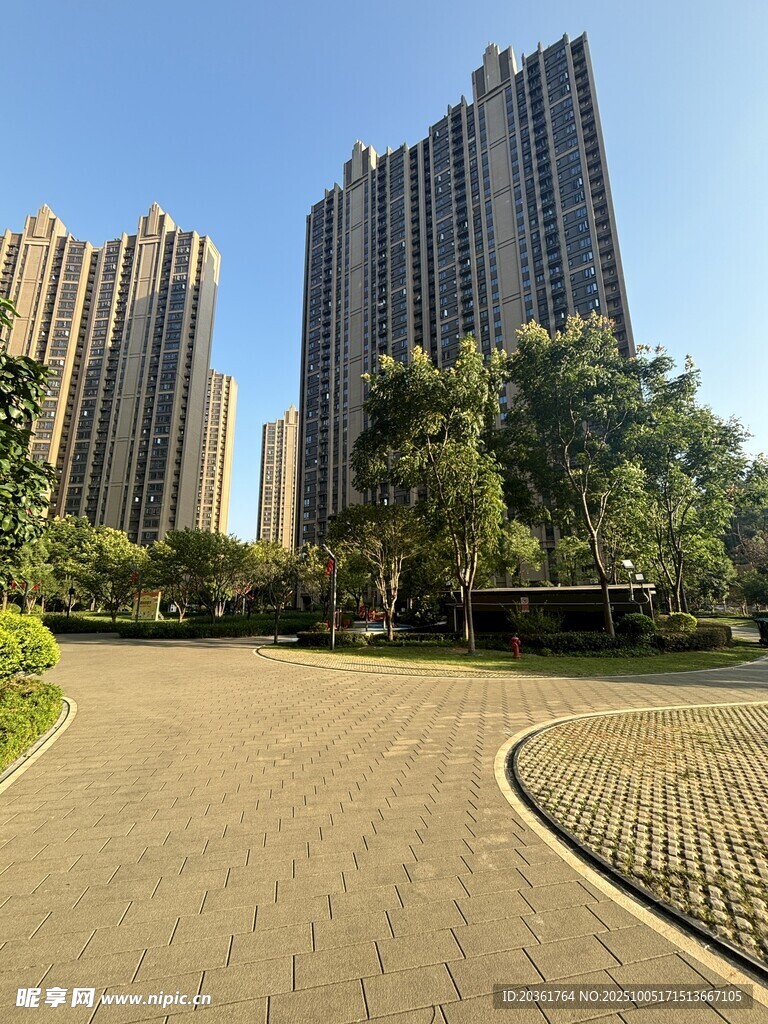 城市住宅區(qū)的寬闊道路景觀