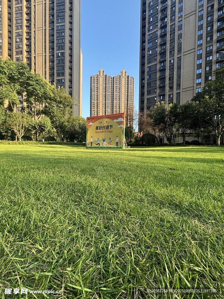 城市中的翠綠草坪景觀