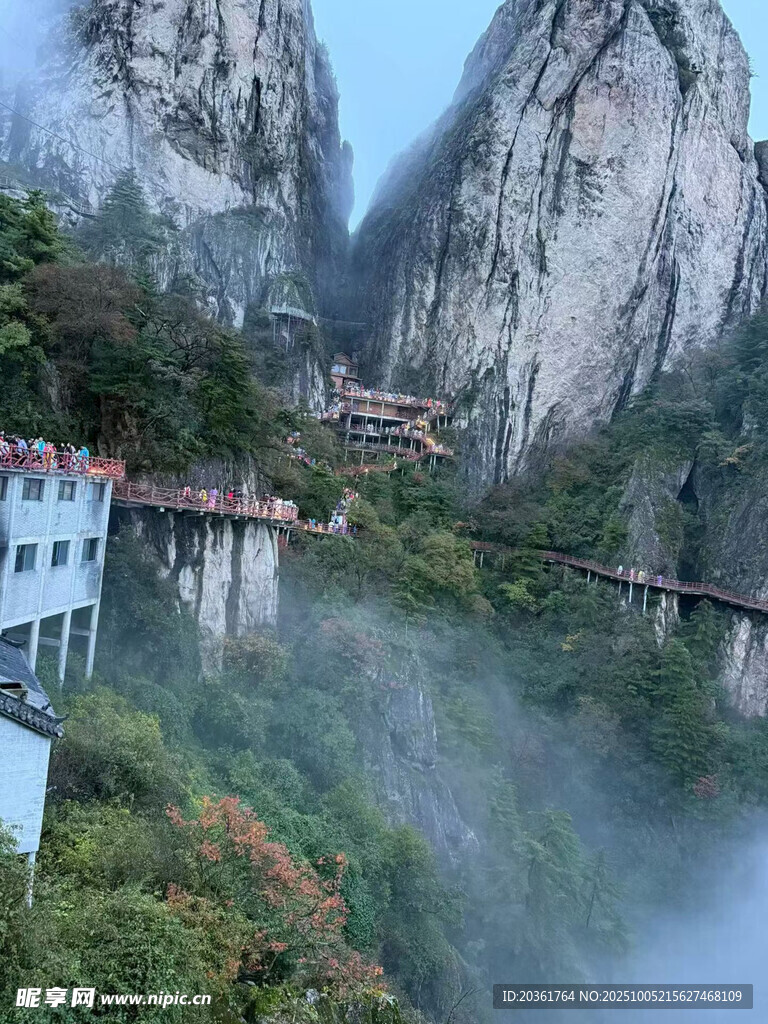 云霧繚繞的山間壯麗建筑