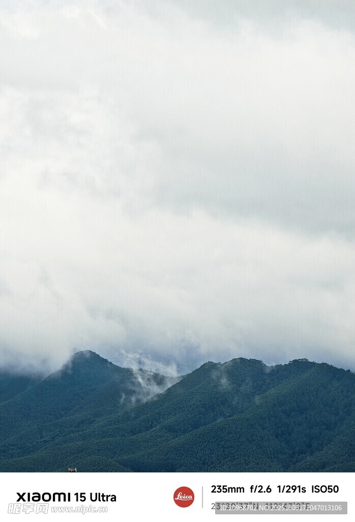 雨后山邊的云霧