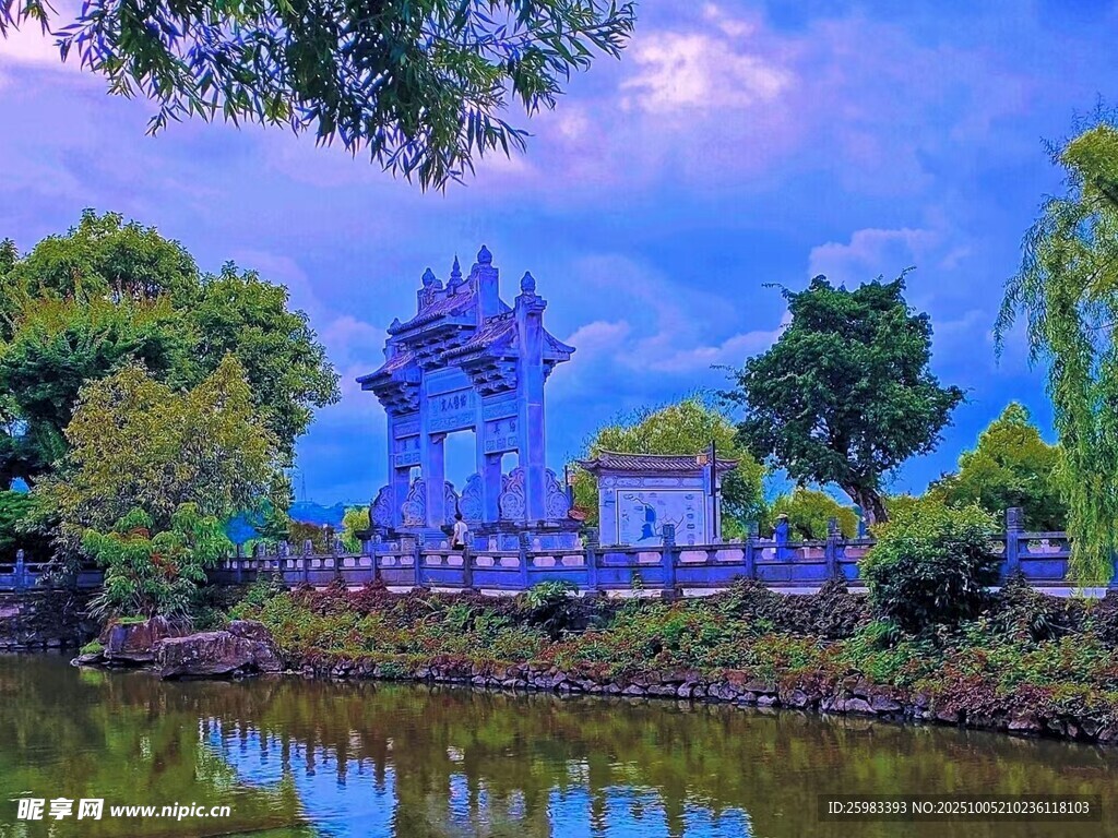 湖畔牌坊