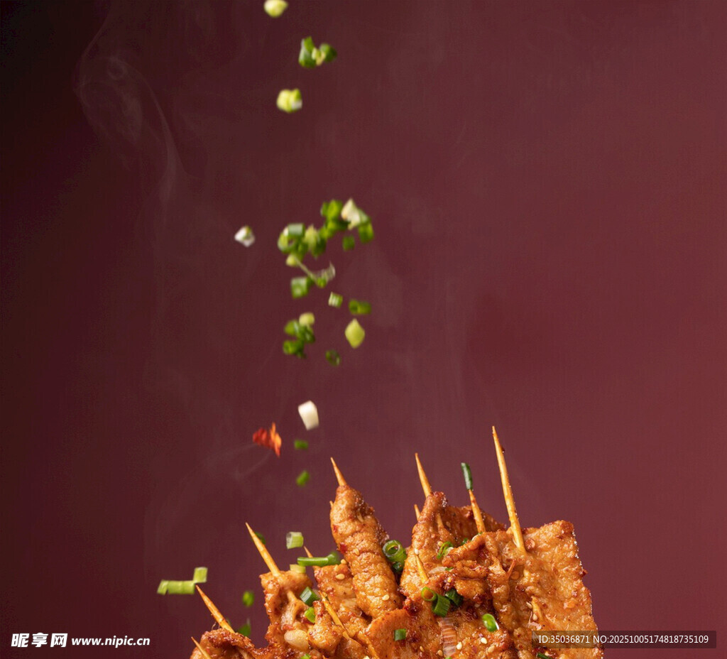 撒蔥花的美味燒烤串串