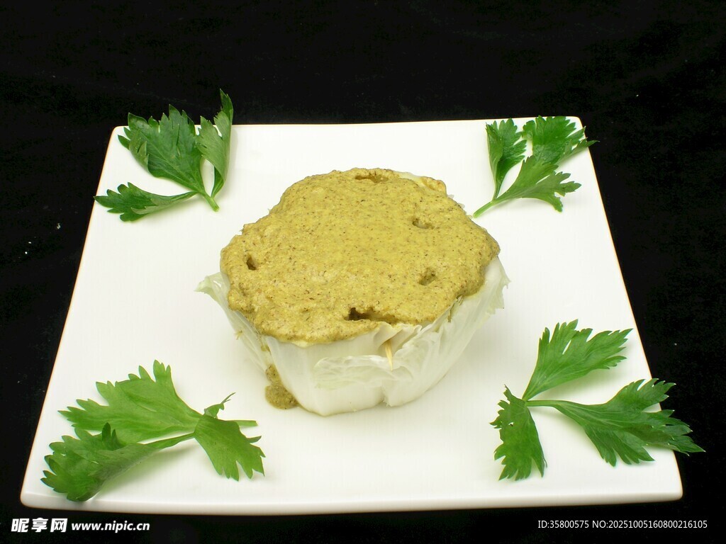 綠色醬料配米飯與歐芹