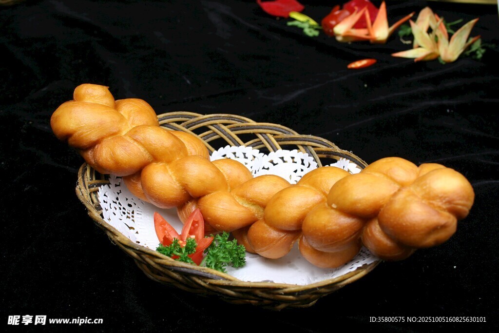 竹籃里的美味油炸小食