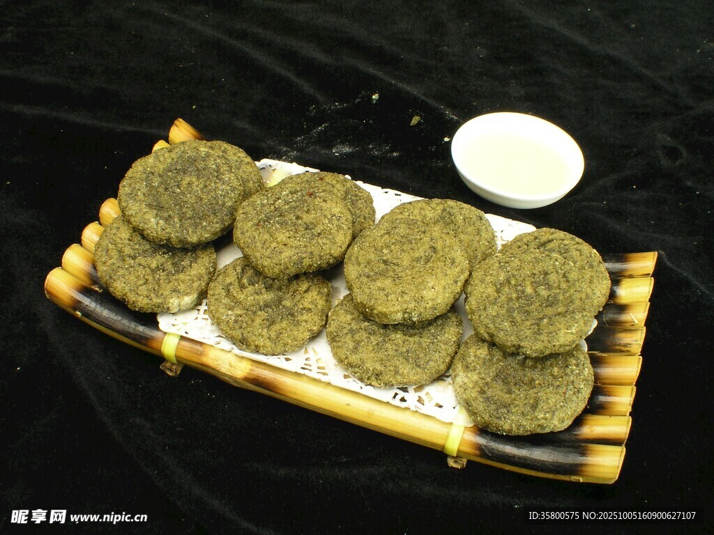 抹茶餅干擺放在竹制托盤上
