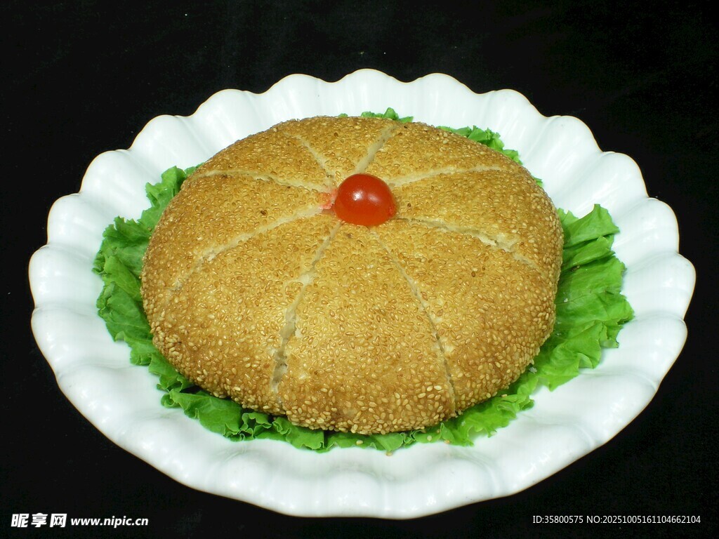 芝麻餅配生菜與櫻桃點(diǎn)綴