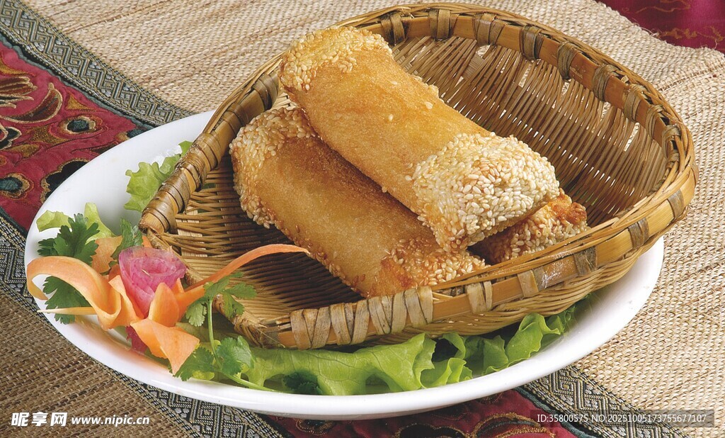竹籃裝的美味炸春卷