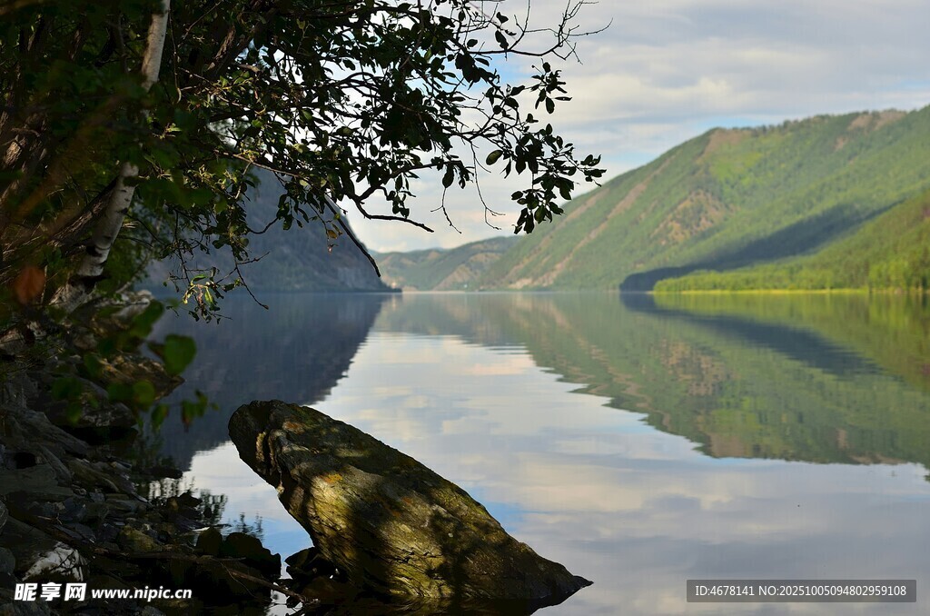 湖畔山林美景