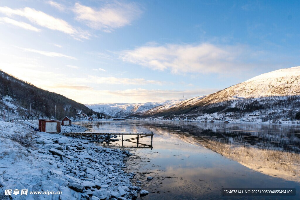 冬日雪覆湖畔寧靜美景