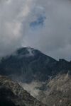 云霧繚繞的巍峨山峰