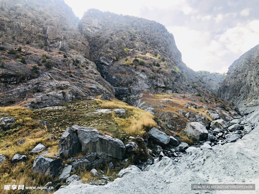 山間巖石與冰雪景觀