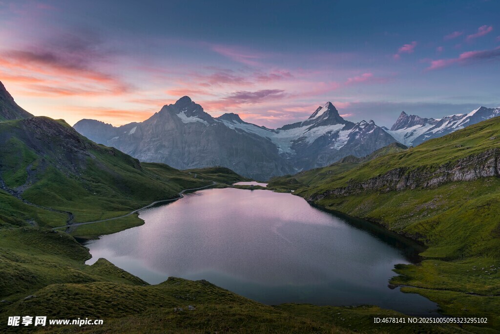 山間湖泊與壯麗雪山美景