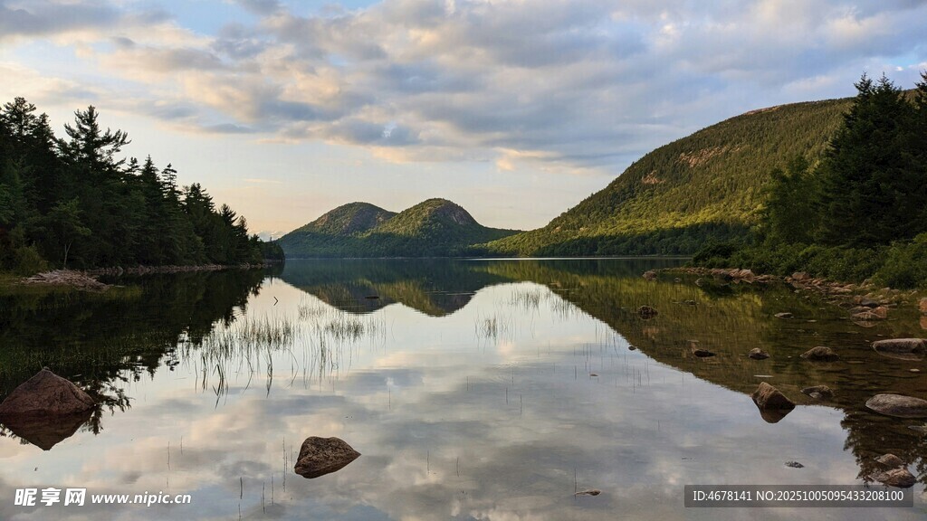 寧?kù)o湖山倒影美景