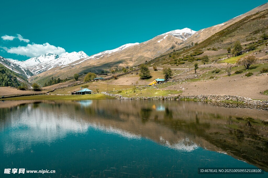 高山湖泊美景