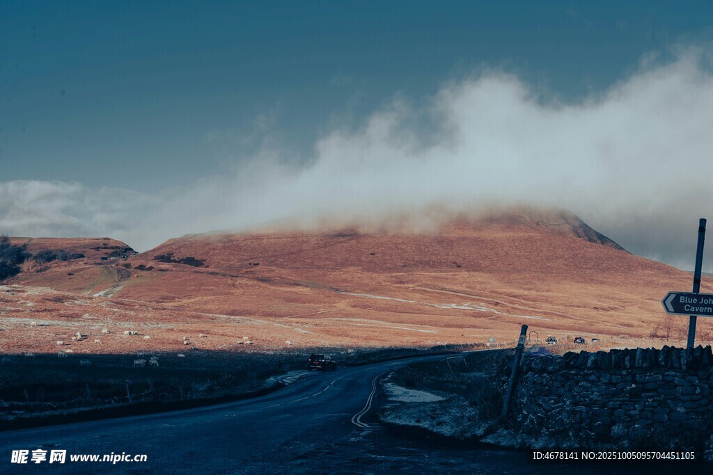 公路旁的壯麗山景
