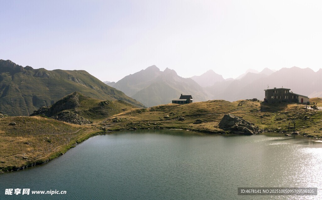 山間靜謐湖泊美景