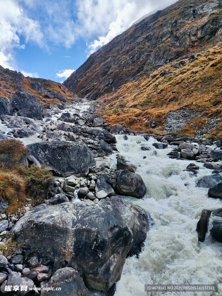 山間湍急溪流與嶙峋怪石