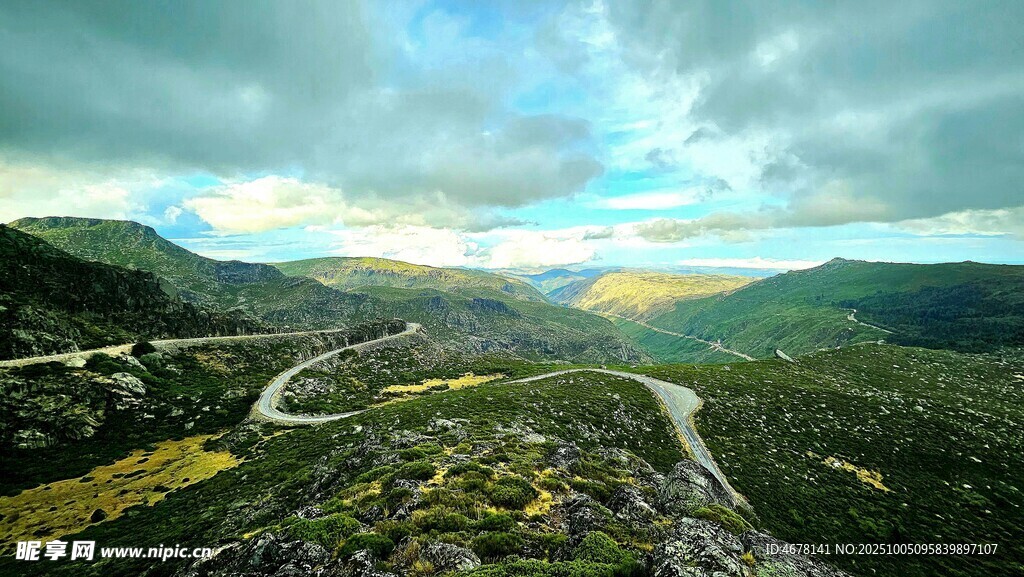 山間蜿蜒公路與壯美風(fēng)景