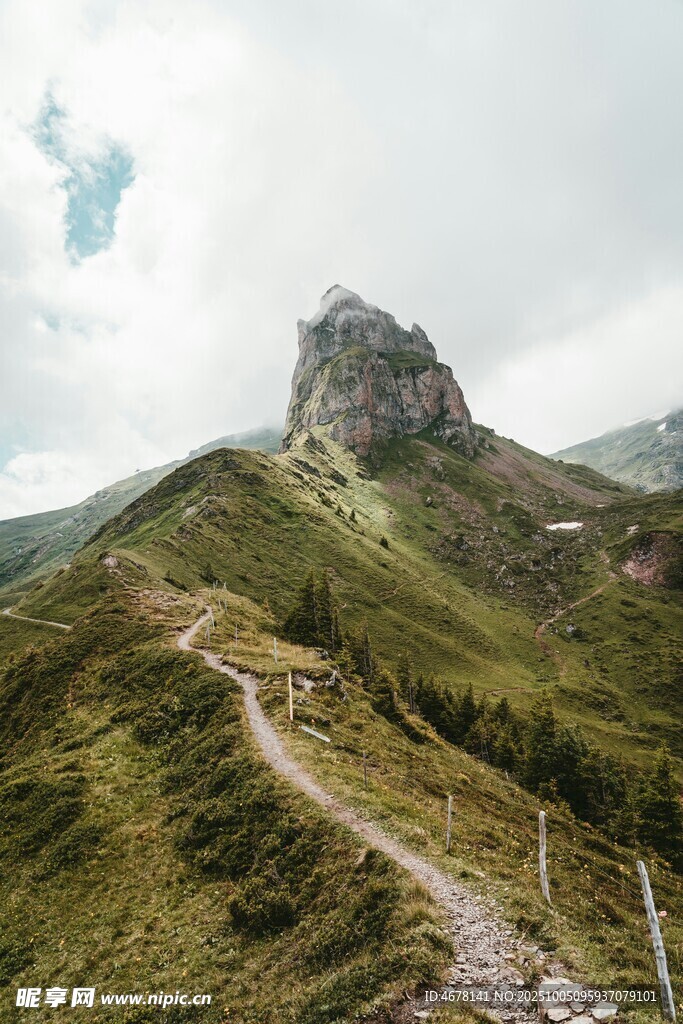 山間小徑旁的巍峨山峰