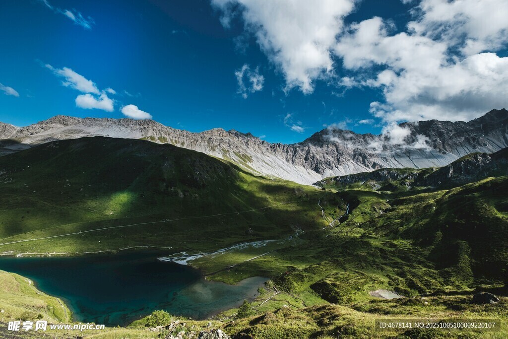高山湖泊美景