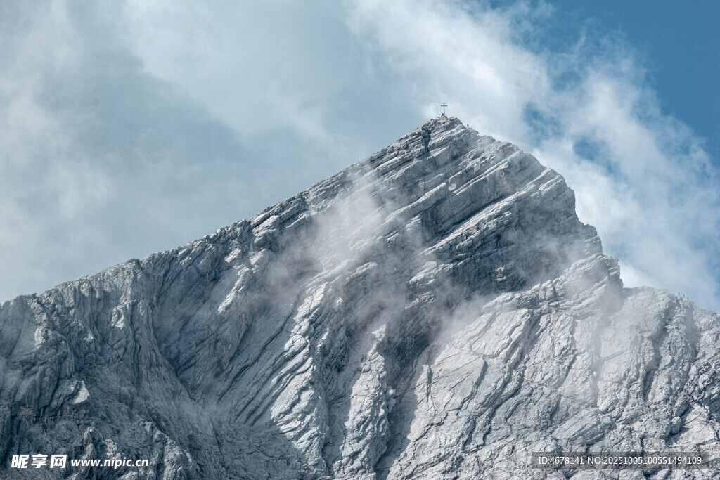巍峨雪山云霧繚繞之景