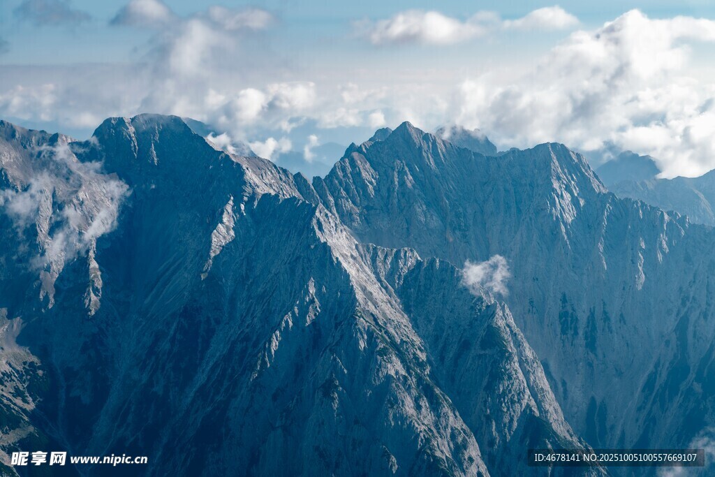 壯麗巍峨山脈景觀