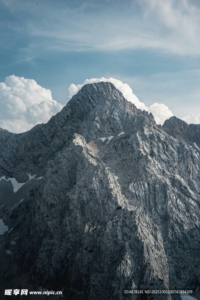 巍峨高山云霧繚繞之景