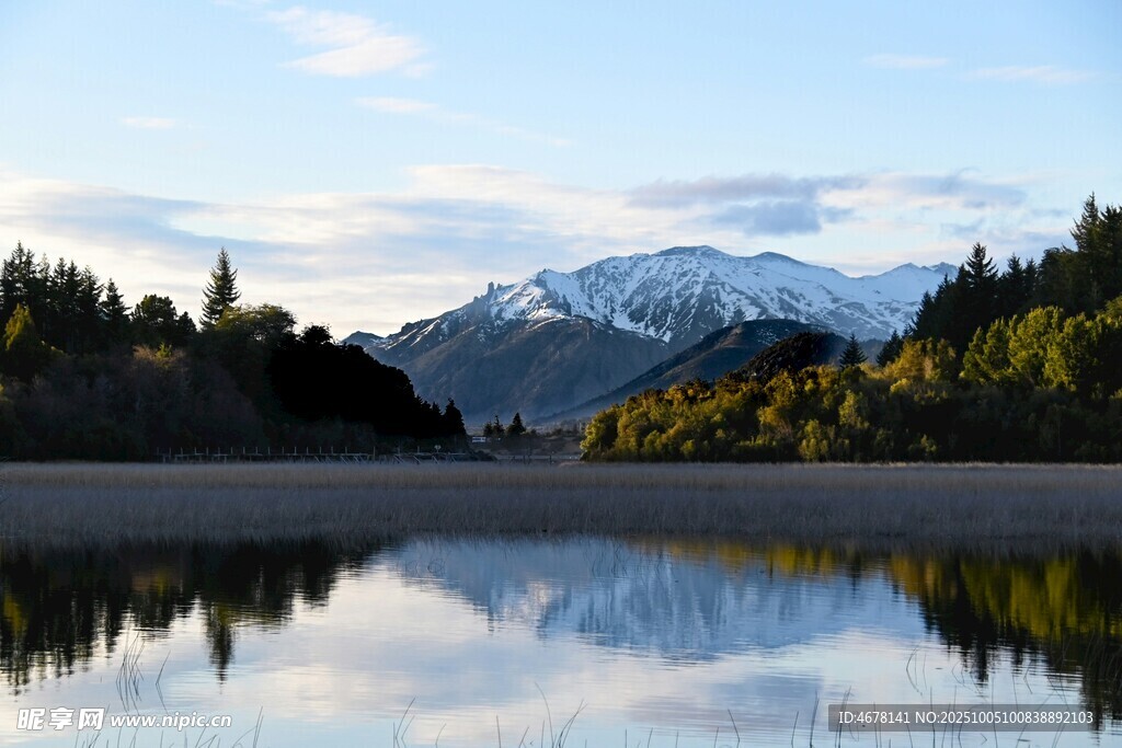 湖畔雪山美景