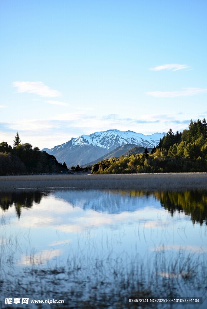 寧靜湖景倒映雪山風(fēng)光