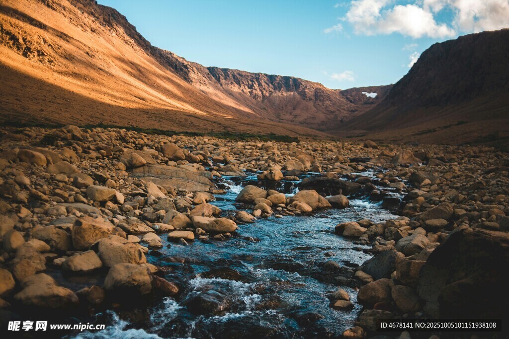 山間溪流穿巖石美景