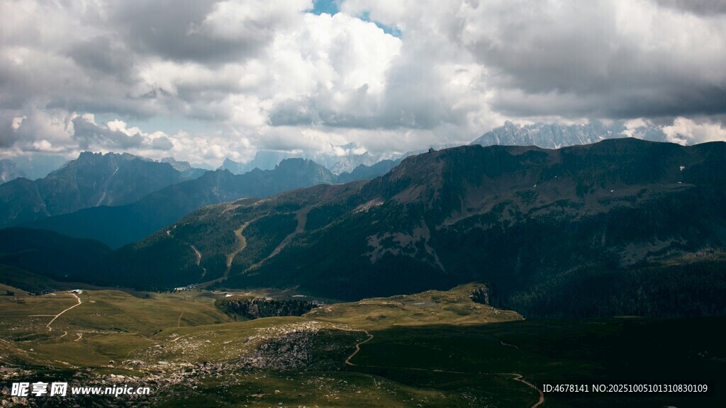壯麗山巒間的云海景觀