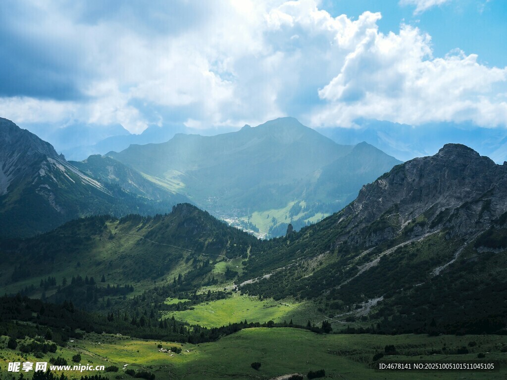 山間綠野云繞青山美景