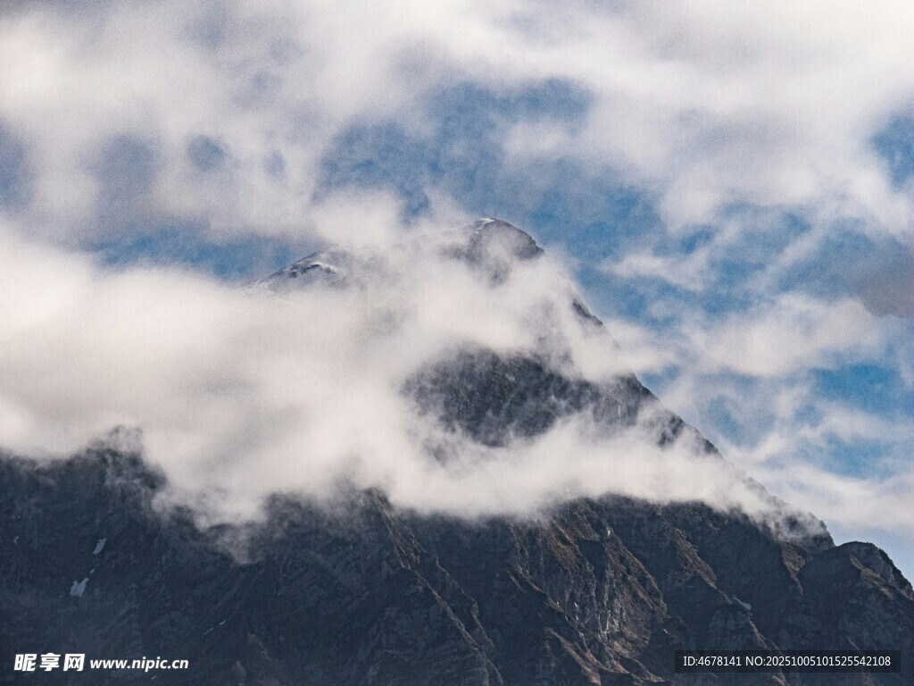 云霧繚繞的巍峨高山