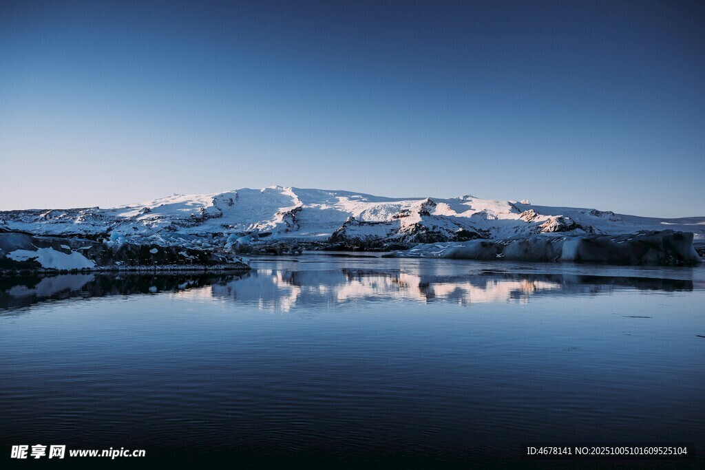 雪山映湖美景