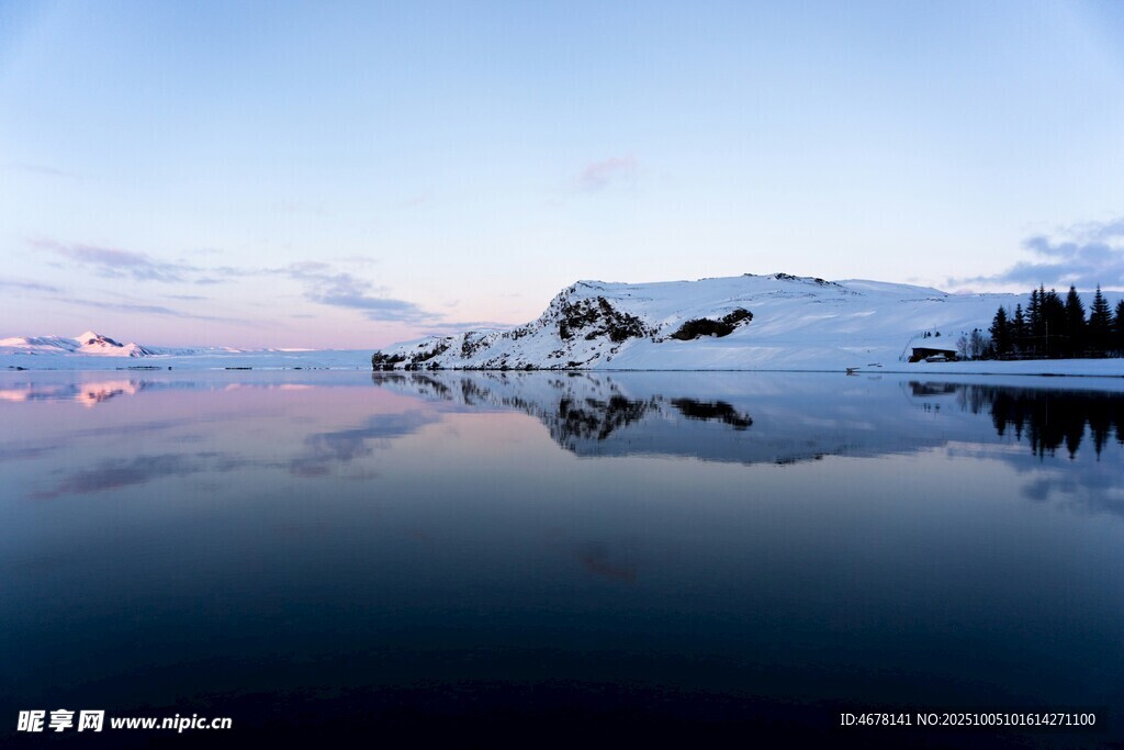 寧?kù)o湖面的雪山倒影美景
