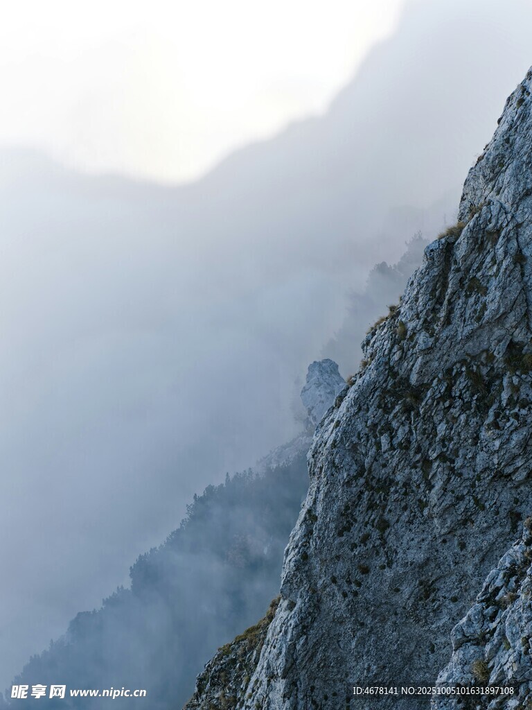 巍峨山峰云霧繚繞
