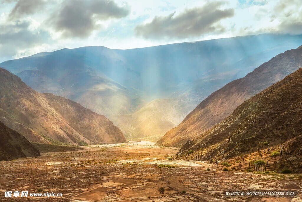 山谷間的壯麗陽光景觀