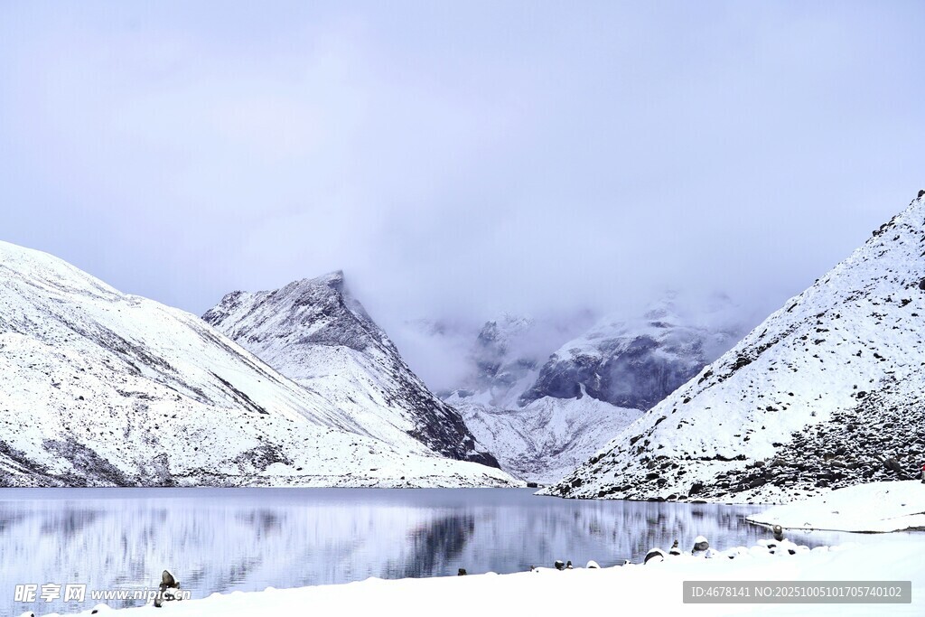 雪山湖泊的靜謐冬日美景