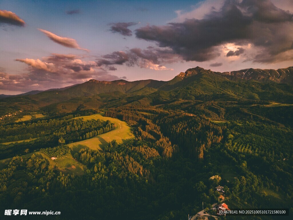 山間暮色美景