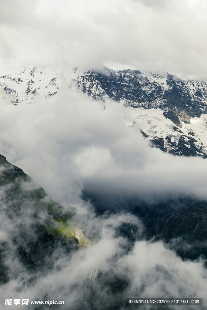 云霧繚繞的壯麗山巒