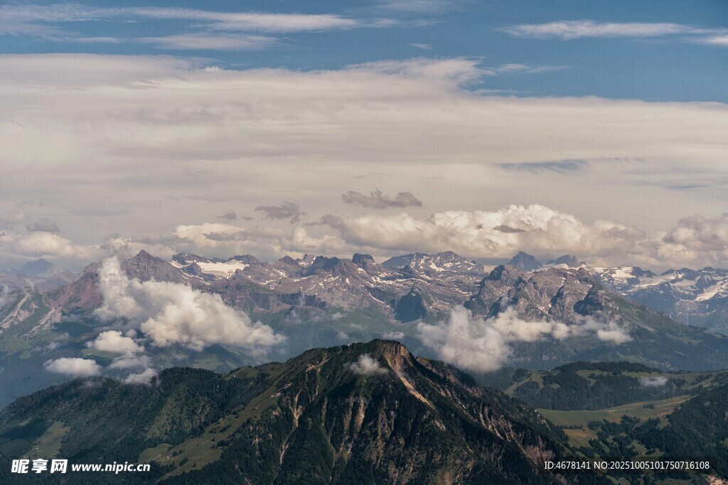 壯麗云海環(huán)繞巍峨山峰