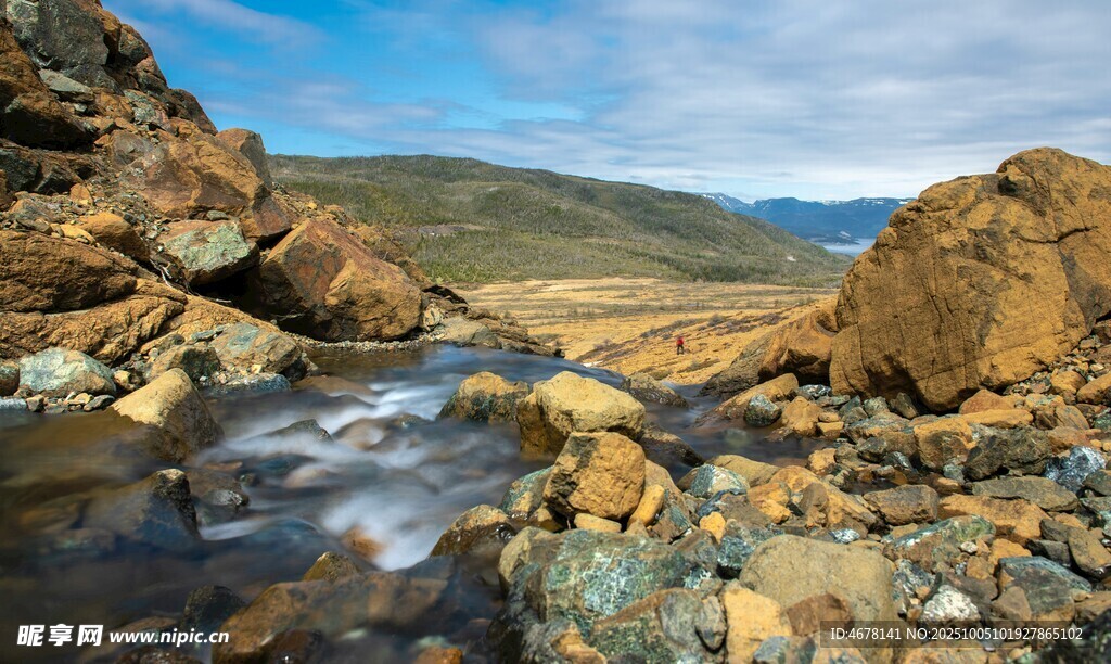 山間溪流穿巖石美景