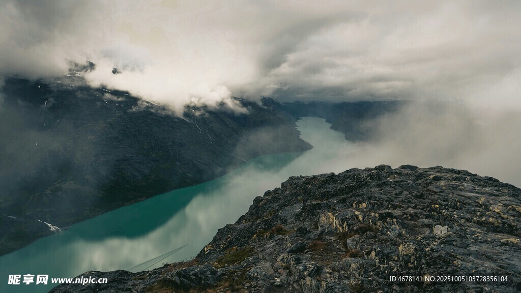 高山湖畔云霧繚繞美景